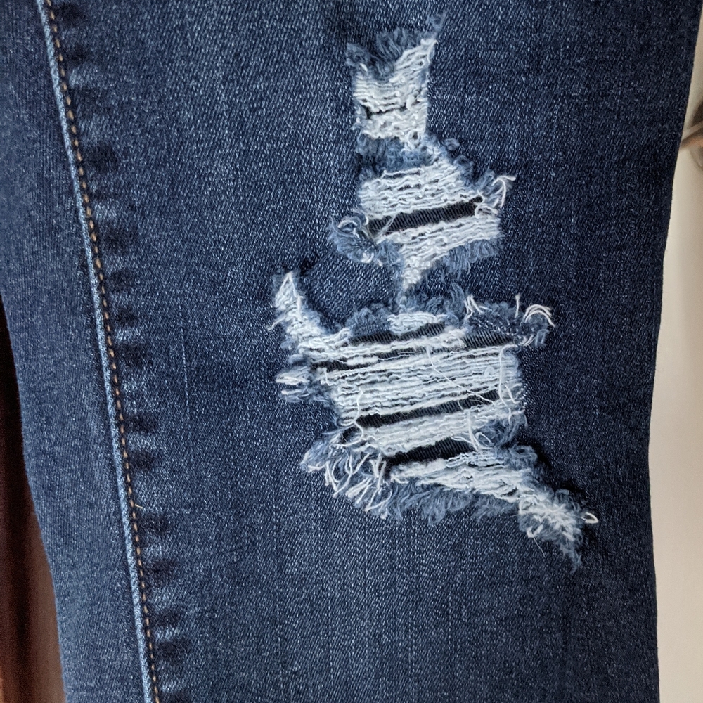 Universal Threads Ripped Skinny Jeans - Picture 4 of 5